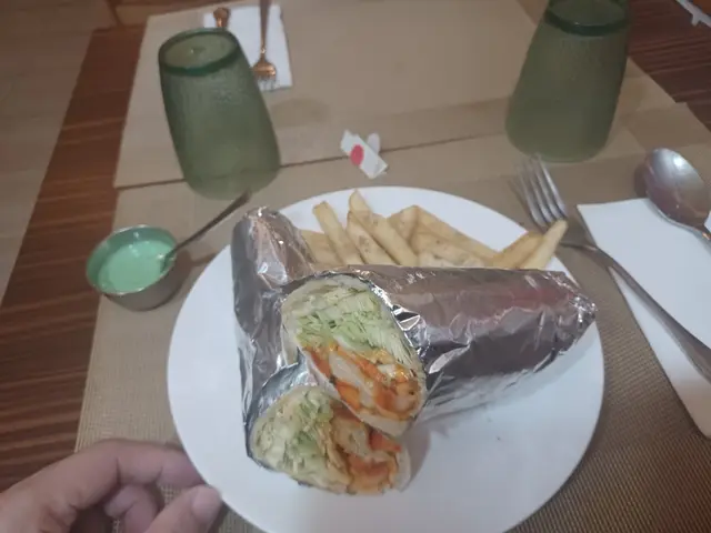 點咗個印式無骨烤雞肉卷配薯條餐。價錢$56。個烤雞肉好嫩。混入雜菜沙律。好味。加點少許青咖哩汁。好滋味。個薯條好美味。杯冰檸檬茶好冰凍。價錢公道。間餐廳橫裝好重印度風味。