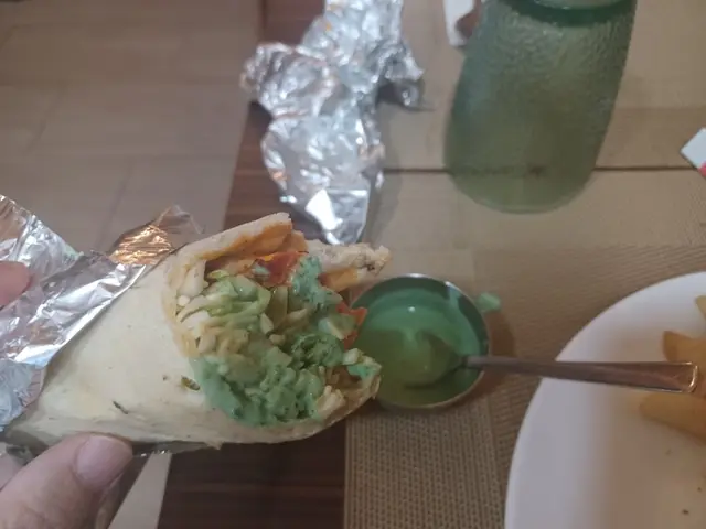 點咗個印式無骨烤雞肉卷配薯條餐。價錢$56。個烤雞肉好嫩。混入雜菜沙律。好味。加點少許青咖哩汁。好滋味。個薯條好美味。杯冰檸檬茶好冰凍。價錢公道。間餐廳橫裝好重印度風味。