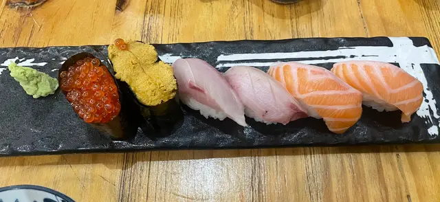 海膽、油甘魚、三文魚腩、三文魚籽壽司