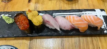 海膽、油甘魚、三文魚腩、三文魚籽壽司