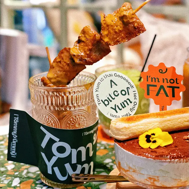 依個沙爹串串好有泰式風味，辣度唔刺激🤭食開小小辣嘅朋友仔都可以try try！🐷雞肉串啖啖肉，豬肉串係豬頸肉🥩所以帶油脂香，更惹味！