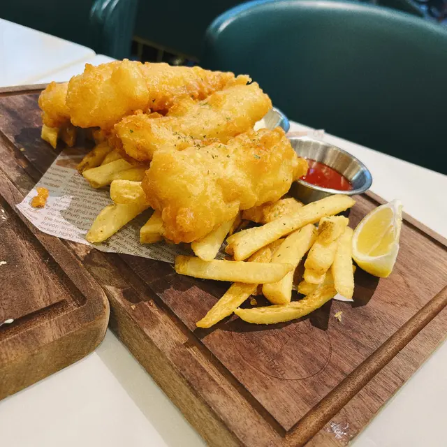 啤酒漿炸鱈魚薯條配他他醬