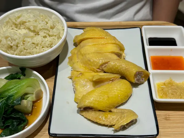 每次有海南雞飯都忍不住點下次 每家都會有點不太一樣
但這家還保持著滑滑的雞 又不會失去嚼勁 還有骨頭🦴再撘油飯
才吃得過隱癮 而且他們的醬汁 不論薑蓉 還是酸辣的 都和外面不太一樣
感覺更家庭一些 更易入口 配飯和雞都輕輕鬆鬆吃光~~