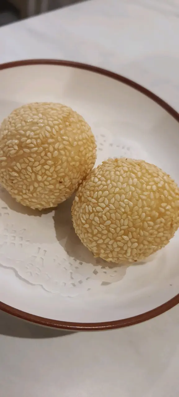 流沙煎堆，外皮用白芝麻及糯米粉包著，中間加入奶皇餡，很美味。