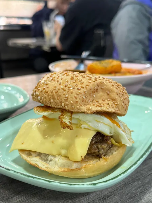 不要小看經典 基本款～ 簡單才最難做好吧～從他們的流心太陽🌞蛋就知道了～再配上 他們的漢堡（冰室耶 也能吃到自家製般的漢堡 份量還不單薄的說呢～（他們所選的芝士也很搭 也真想知道他們是用哪牌的芝士呢 香而不膩🫶