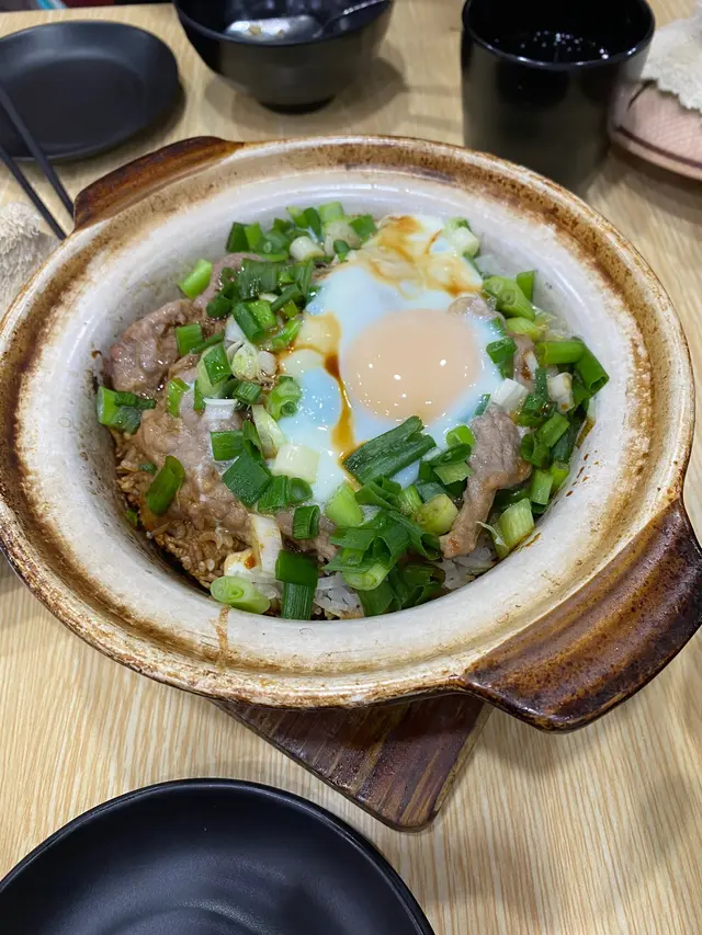 窩蛋牛肉煲仔飯