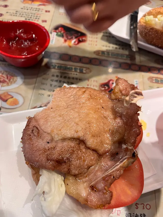 下午茶豬扒包配薯角餐