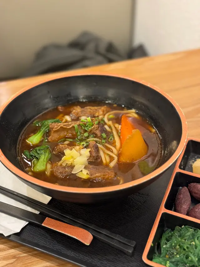 三寶包括牛腱、牛丸、牛肋條🐮
牛丸彈牙 牛腱牛肋條炆得入味軟淋
麵底係招牌烏龍麵 煙煙韌韌 👍🏻