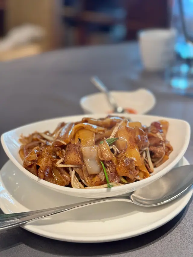 感覺陳村粉太厚和闊,導致吸得太多油,整個口都非常油膩,若用回平常的河粉可能會較為出色