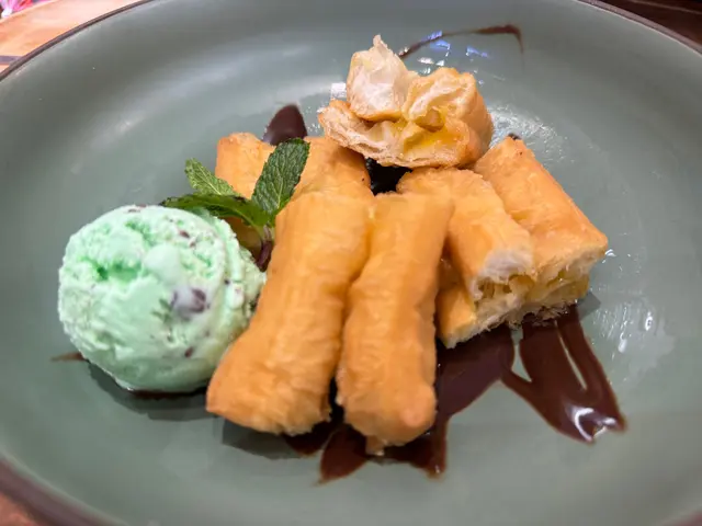 誰會想到呀~咖央和油條竟然搭 不會覺得肥膩 再加上巧克力
真的讓人意上不到牙 愛薄荷朱古力雪糕一定要試配著吃
是個創新驚喜的美食 是個會讓你炸腦袋的東西~