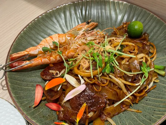 笑死😆這份辣度有夠爽的！！把旁邊的辣椒🌶️碎們拌在一起
不斷刺著刺著 味蕾真會辣到失去感覺 怕辣的大家要小心服用 哈哈😆
大蝦🍤紮實（明明在商場的大店𥚃 還有能力炒到滿道地的
