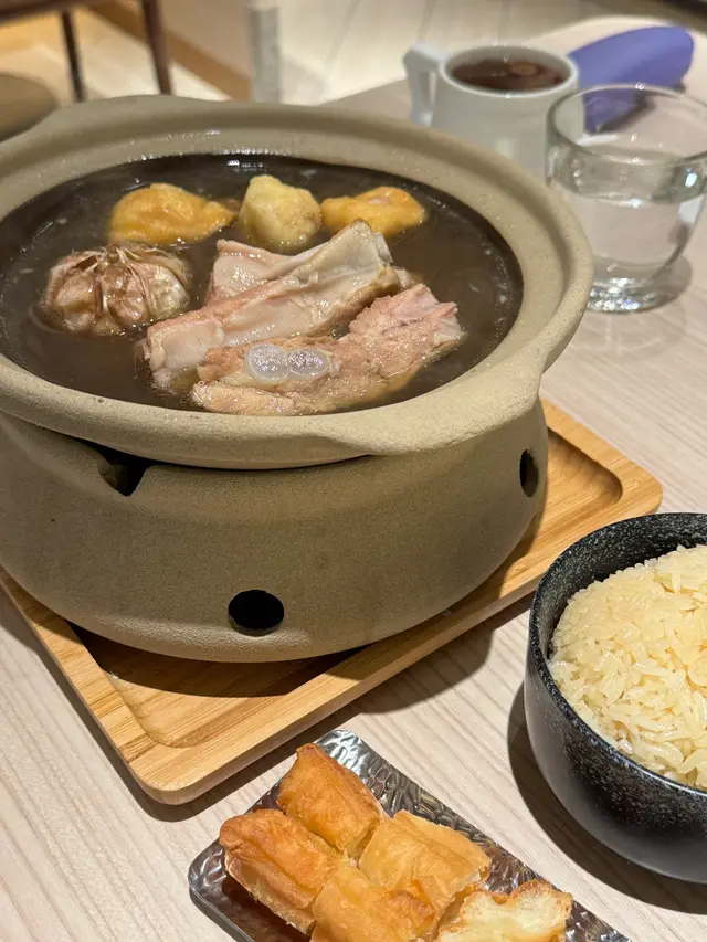 香港🇭🇰一般喝到的 是我們概有印象的馬來西亞🇲🇾版的肉骨茶
而白胡椒口味的 又真的比較少機會吃到喝到 還有油條可沾～吸好湯
肉們已經燉得軟軟 一撕開就肉骨分離～～輕鬆吃～～
不過大家點是要小心點餐 這份明明就只是下午茶🫖
（但到桌時 份量真的大到有點嚇到（真怕吃不光 哈哈😆