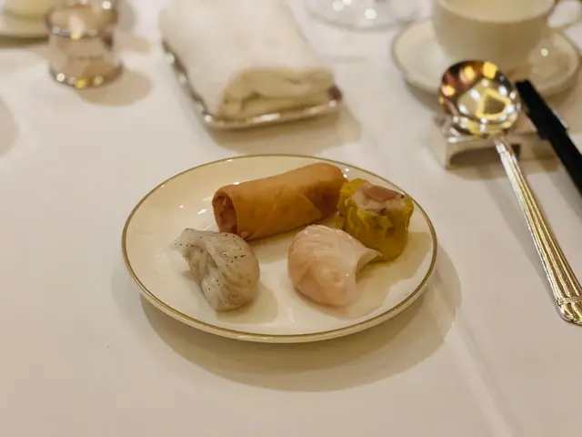 金葉點心拼盤 —— 水晶蝦餃 | 鮑魚燒賣皇 | 彩虹蝦春卷 | 紫薯帶子餃