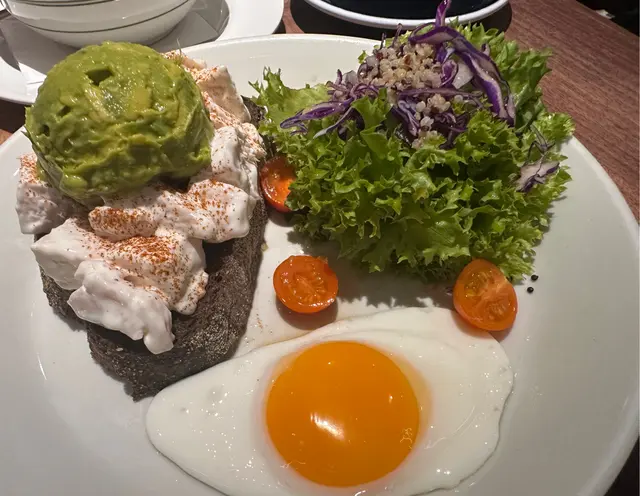 煎蛋蛋黃醬雞肉牛油果多士