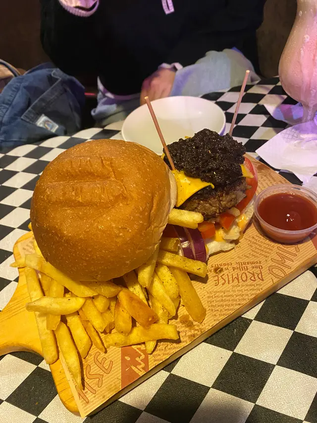 5%黑松露手打牛肉芝士漢堡配薯條