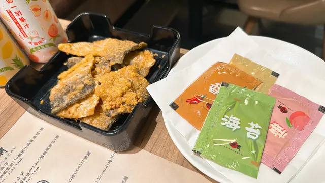 可把魚皮放入紙袋，再加入調味粉Shake勻，
調味粉有海苔、芝士、梅子和香辣。
不過本身鹹蛋黃魚皮唔沾其他調味粉，都已經夠鹹香惹味！☺️