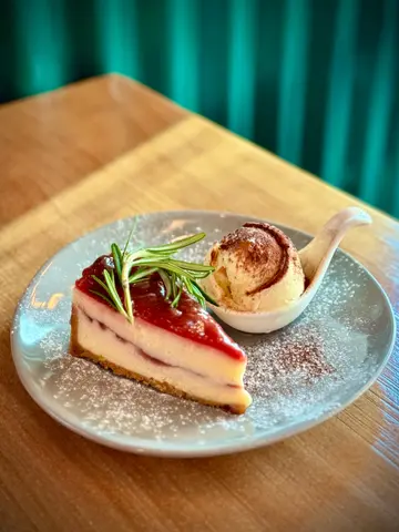 Strawberry cheesecake with Ice cream