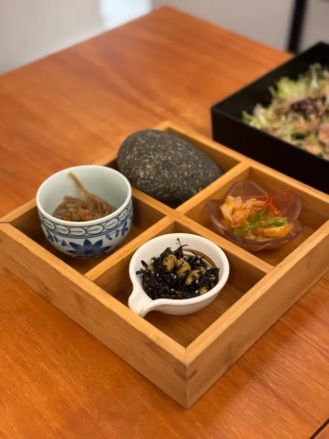 擺盤超靚呀😍有三款漬物牛蒡、青豆、芥末海蜇三款都好好食🥰🥰