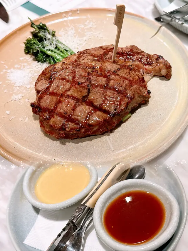 意式烤安格斯肉眼扒配澳洲西蘭花苗