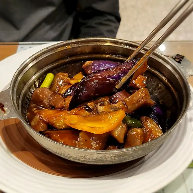 燒汁雜菌茄子炒牛柳粒