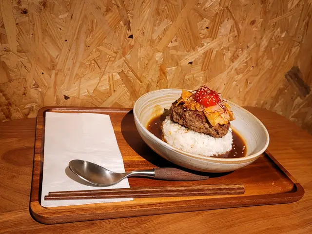 招牌手打和牛漢堡蘭王蛋飯