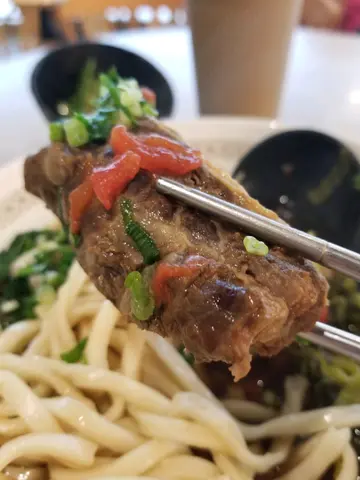 红烧牛肉面 (蕃茄汤底, 粗面, 多葱)