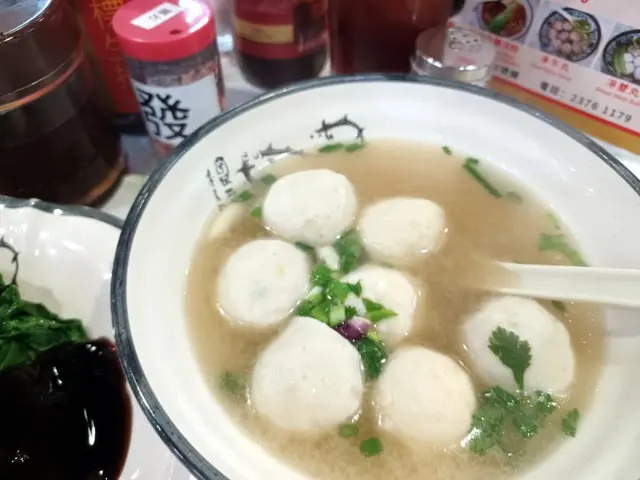 好耐無去海防道食野。今日返去尖沙咀係德發食個晚餐。點咗個墨丸加魚蛋撈麵，加埋杯凍檸茶。總價$70。個撈麵係用蠔油。墨丸好彈牙。好味。魚蛋爽口。魚肉鮮甜。個撈麵好幼。混入靚湯，好味。