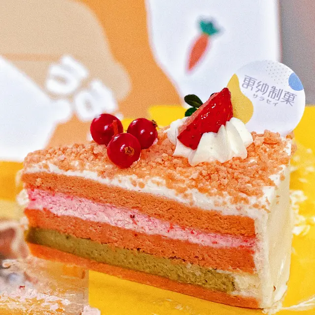 開心果乜乜都係咁吸引！開心果士多啤梨蛋糕分層都好吸引呀！🍓戚風蛋糕鬆軟，搭配開心果忌廉層同埋士多啤梨忌廉層，濕潤度剛好🍰！