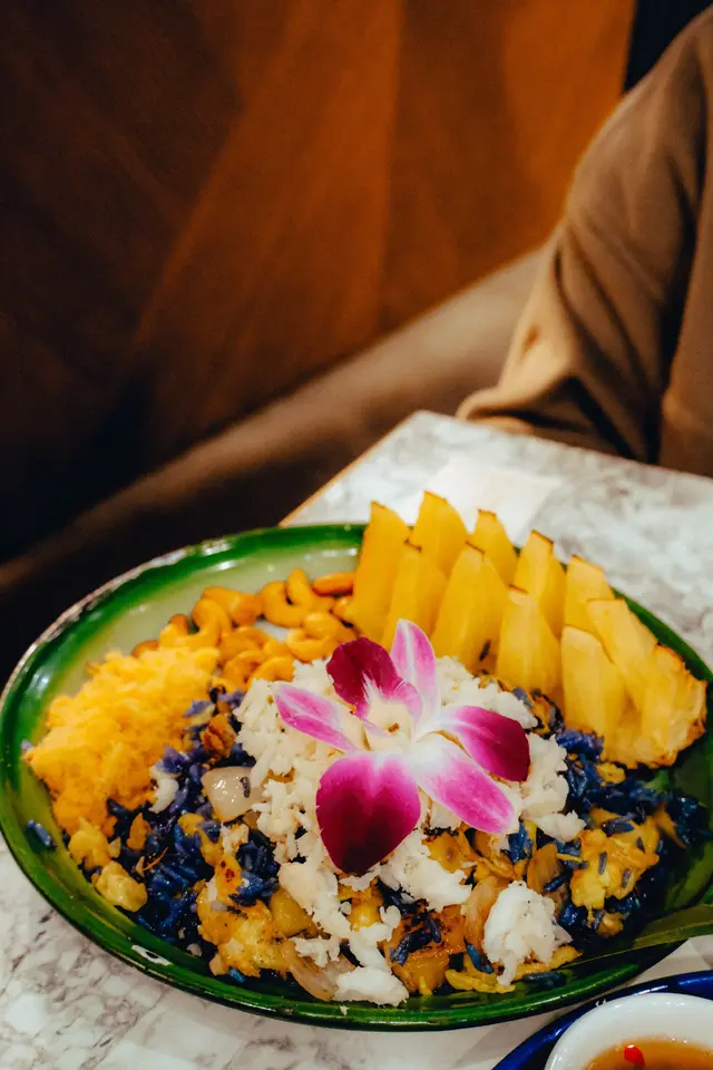 藍蝶花蟹肉菠蘿炒飯