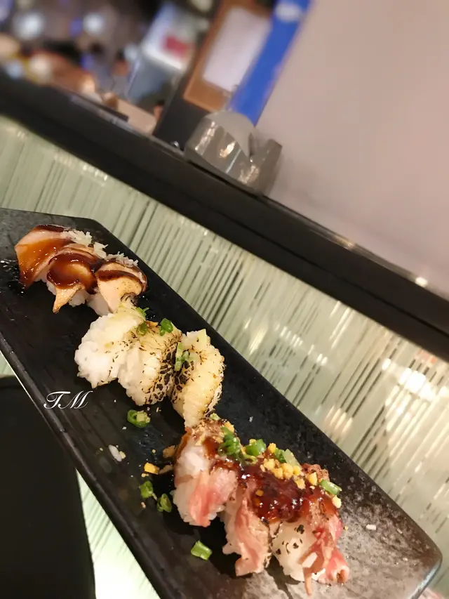 *香蒽黑椒牛肉、海鹽燒左囗魚邊