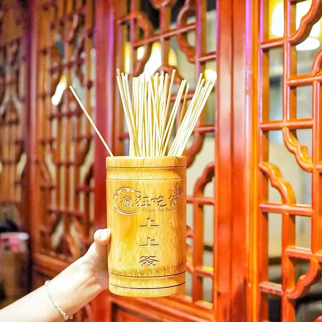 食完嘅竹籤放係寫住瘋狂吃貨上上簽嘅竹籤筒好得意