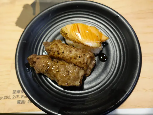 火炙和牛壽司、 火炙三文魚腩壽司