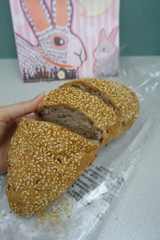 店員為食客切開包身,方便進食!