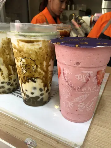 愛情動作草莓牛奶