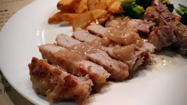 香煎黑毛豬配蘋果汁