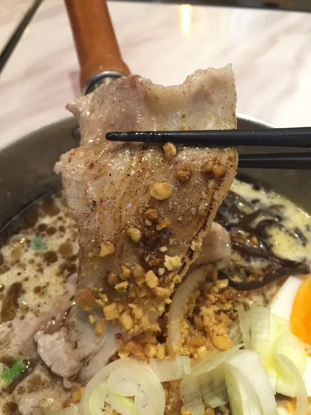 黑蒜炙燒極濃黑豚肉拉麵