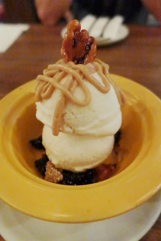 自家製雲呢拿雪糕伴甜合桃及黑白芝麻脆片