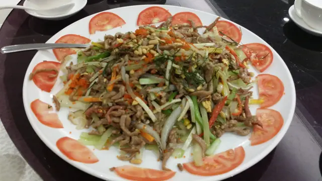 再來的是「滿漢綠柳垂絲」， 份量不少， 有肉絲、鴨絲、西芹絲等，送飯真是一流。