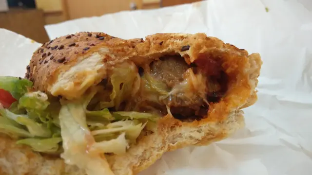 內裡的蕃茄醬肉丸：其意式風味…很普通嘛