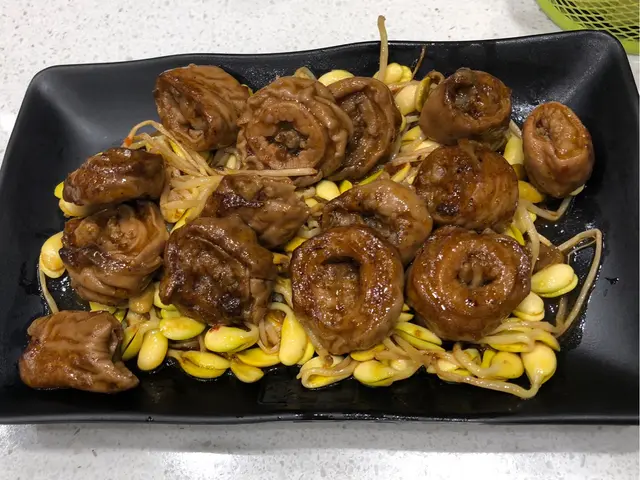 麻辣豬腸伴大豆芽