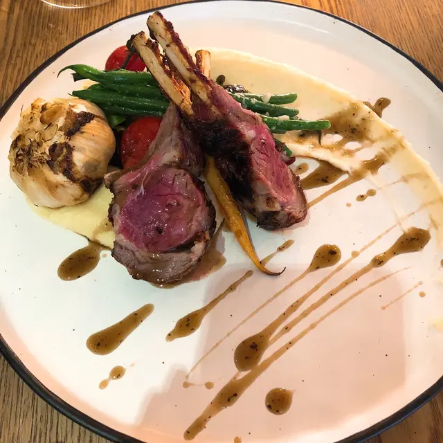 香燒紐西蘭嫩羊架配薄菏黑醬