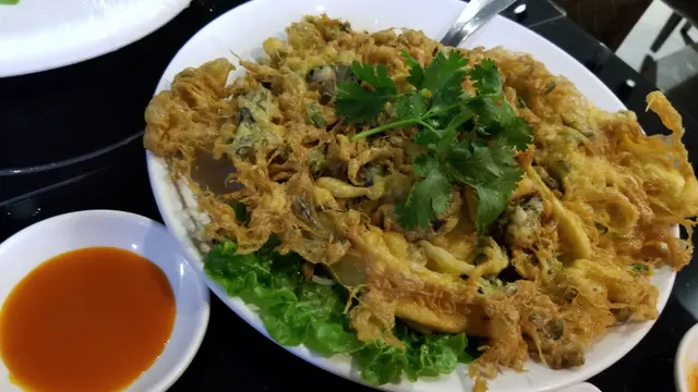 雖然炸得香脆， 但食落去完全冇味， 配搭 辣汁跟不上味道