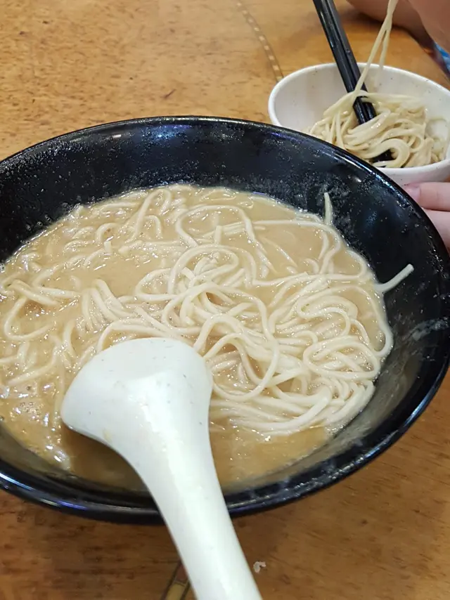 很油膩的走辣擔擔麵, 女兒吃了半碗已不想吃.