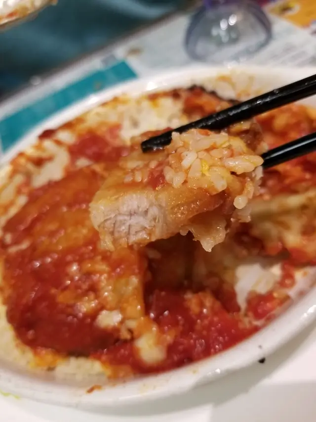 用上了脢頭豬肉, 經慢煮3小時煎香至黃金色, 肉質很鬆軟