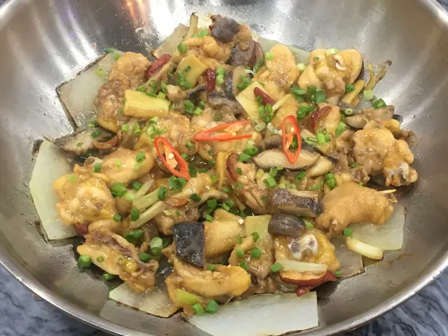 這個菜色是店裡最有特色的一味(近來才有)，沒有用水蒸的雞，現場給你看著蒸熟，一打開濃濃的香味，味道一流(很好食)，肉質好滑，我相信其他人食完一定會有再來食這個菜。值得推薦。下次一定會再來點這個菜。