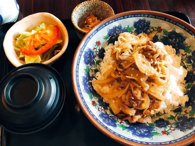 牛肉內的金菇和洋蔥正好為濃濃牛味作一個平衡，而且提供了爽脆口感