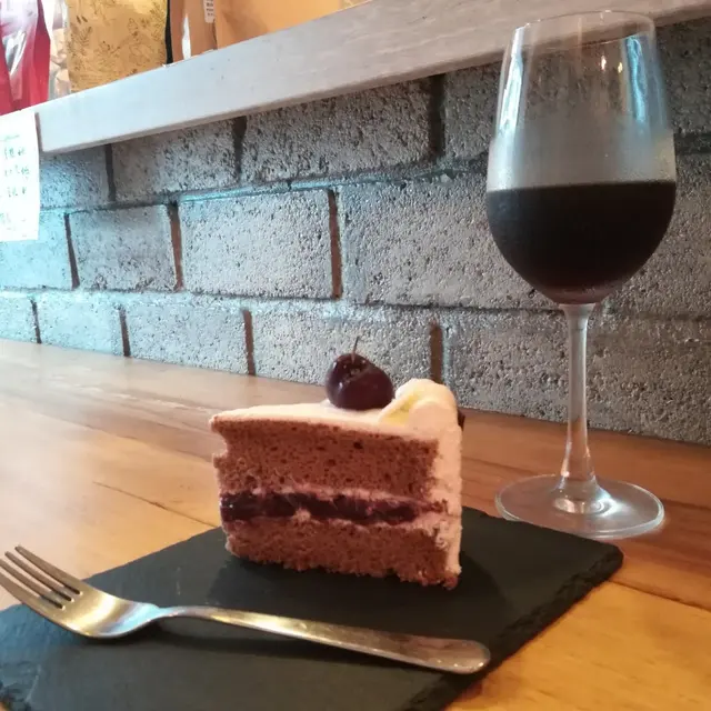 冧酒車厘子朱古力蛋糕