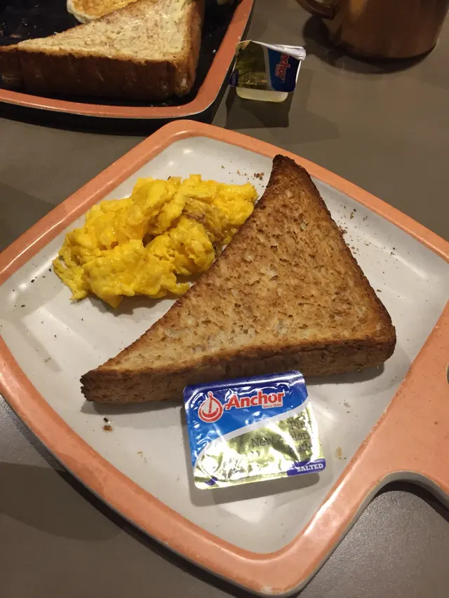 比員工放左十五分鐘先派出，縮晒水又乾又凍嘅炒蛋，又硬又凍嘅多士