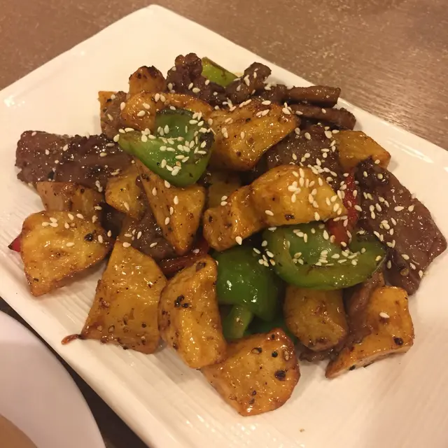 蜜椒薯仔牛柳粒