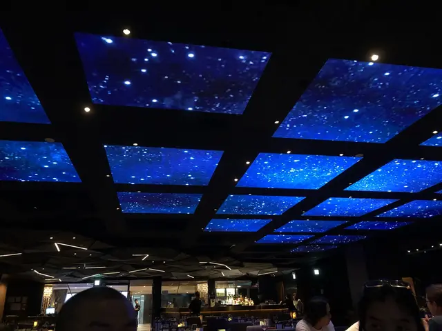 天花燈慢閃，很美